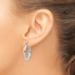 Lade das Bild in den Galerie-Viewer, 14K White Gold Round Lightweight Classic Hoop Earrings 25mm x 4mm
