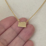 Indlæs og afspil video i gallerivisning 14k Gold 10k Gold Silver Oregon State Heart Personalized City Necklace
