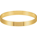 Carica l&#39;immagine nel visualizzatore di Gallery, 14k Yellow Gold 8mm Grooved Bangle Bracelet
