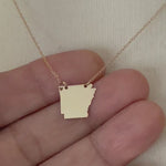 Video laden en afspelen in Gallery-weergave, 14k Gold 10k Gold Silver Arkansas State Heart Personalized City Necklace
