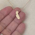 Indlæs og afspil video i gallerivisning 14k Gold 10k Gold Silver California State Heart Personalized City Necklace
